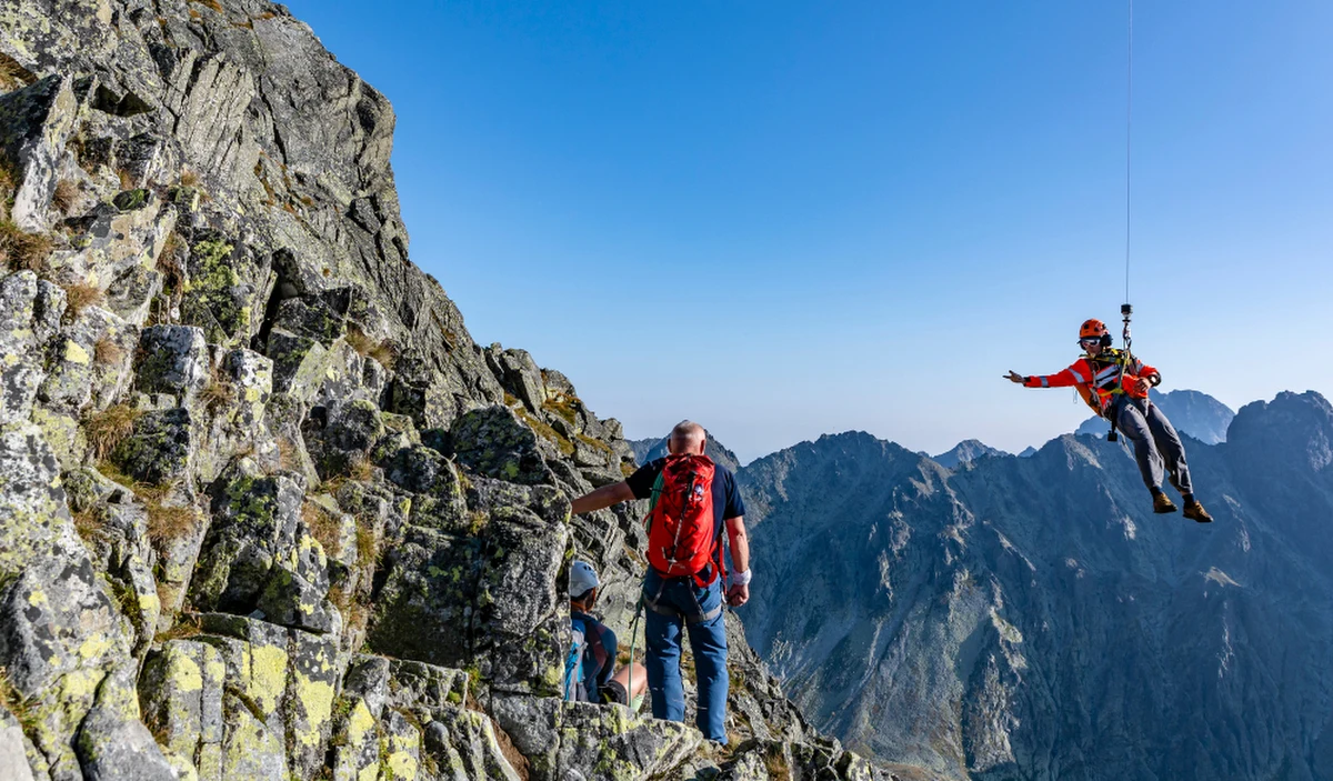 W słowackich Tatrach rozpoczęły się kontrole. Pracownicy parku narodowego wraz z ratownikami górskimi, sprawdzają czy turyści wyruszający na szczyty, na które nie prowadzą znakowane szlaki turystyczne, mają przewodnika i czy posiada on odpowiednie uprawnienia.