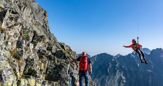 W słowackich Tatrach rozpoczęły się kontrole. Pracownicy parku narodowego wraz z ratownikami górskimi, sprawdzają czy turyści wyruszający na szczyty, na które nie prowadzą znakowane szlaki turystyczne, mają przewodnika i czy posiada on odpowiednie uprawnienia.