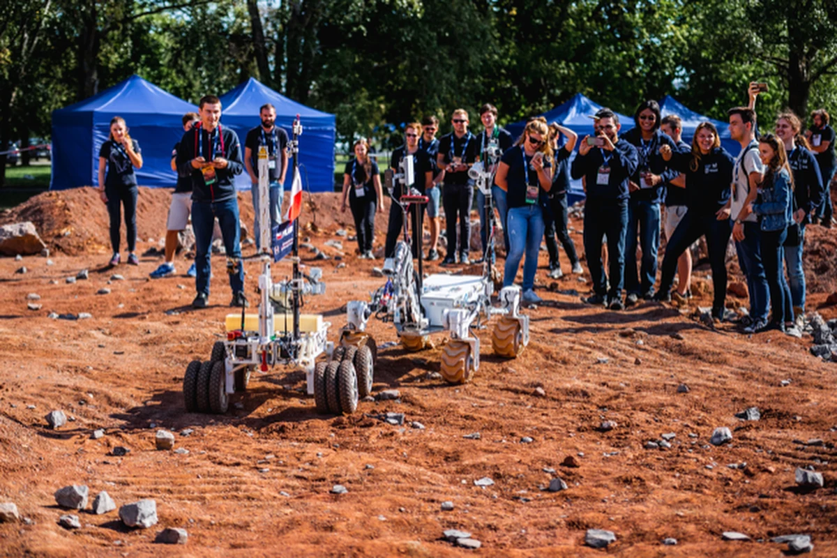 19 drużyn weźmie udział w stacjonarnej części 8. edycji międzynarodowych zawodów robotycznych European Rover Challenge w Kielcach, które odbędą się w dniach 9-11 września 2022 r. Skonstruowane przez siebie łaziki marsjańskie przywiozą do stolicy województwa świętokrzyskiego ekipy z 7 krajów: Szwajcarii, Niemiec, Turcji, Włoch, Bangladeszu, Hiszpanii i Polski. Wśród drużyn z Polski, które od lat są faworytami międzynarodowych konkursów robotycznych zobaczymy m.in. AGH Space Systems z łazikiem Kalman, SKA Robotics z łazikiem Sirius II, KNR Rover Team z łazikiem Hal-062 z Politechniki Warszawskiej, czy IMPULS z łazikiem IMPULS II z Politechniki Świętokrzyskiej.