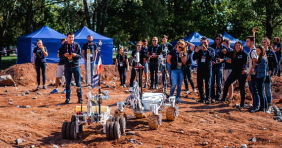 19 drużyn weźmie udział w stacjonarnej części 8. edycji międzynarodowych zawodów robotycznych European Rover Challenge w Kielcach, które odbędą się w dniach 9-11 września 2022 r. Skonstruowane przez siebie łaziki marsjańskie przywiozą do stolicy województwa świętokrzyskiego ekipy z 7 krajów: Szwajcarii, Niemiec, Turcji, Włoch, Bangladeszu, Hiszpanii i Polski. Wśród drużyn z Polski, które od lat są faworytami międzynarodowych konkursów robotycznych zobaczymy m.in. AGH Space Systems z łazikiem Kalman, SKA Robotics z łazikiem Sirius II, KNR Rover Team z łazikiem Hal-062 z Politechniki Warszawskiej, czy IMPULS z łazikiem IMPULS II z Politechniki Świętokrzyskiej.