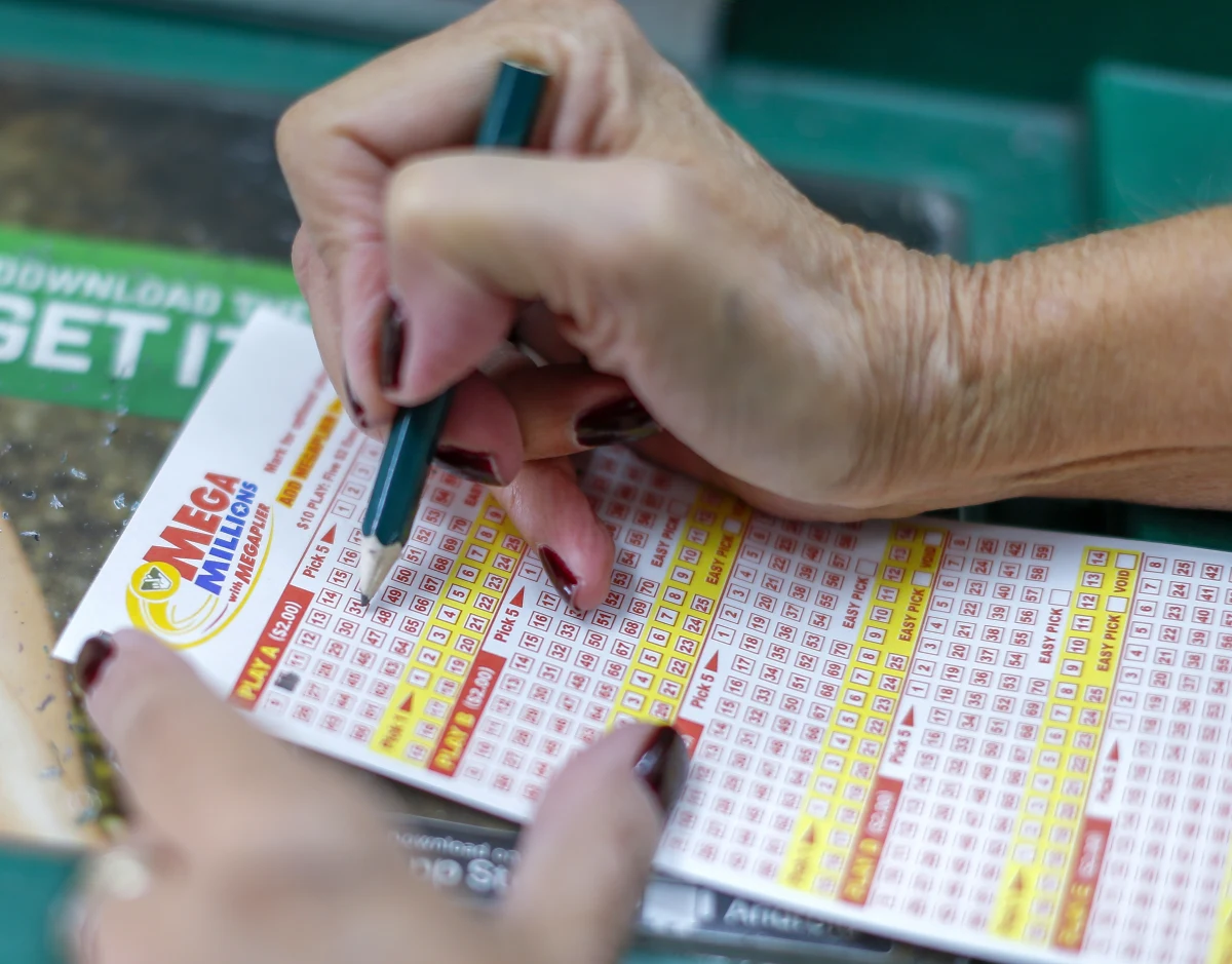 ​W Stanach Zjednoczonych trwają poszukiwania miliardera. Osoba, która wygrała 1,3 mld dolarów w loterii Mega Millions, wciąż nie zgłosiła się po nagrodę. Jeżeli tego nie zrobi w wymaganym terminie - pieniądze przepadną. Szczęśliwy los nabyty został na stacji benzynowej przy Touhy Avenue w Des Plaines w stanie Illinois. Jego posiadacz ma dokładnie 60 dni na poinformowanie stanowej loterii, czy wygraną chce pobrać jednorazowo, czy rozłożyć ją na raty wypłacane w ciągu 29 lat.