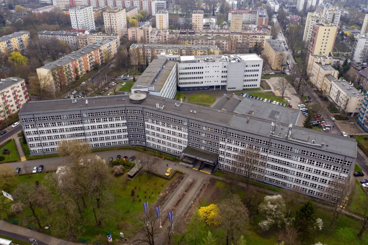 Grzywna w wysokości od 1000 do 30 000 zł grozi rektorowi Uniwersytetu Pedagogicznego w Krakowie. Z wnioskiem o jego ukaranie Państwowa Inspekcja Pracy zamierza wystąpić do sądu. Powód? Nieprawidłowości przy zwalnianiu pracowników.

