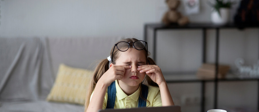 Dobry wzrok jest niezbędny, by dziecko czuło się w szkole komfortowo i mogło w pełni wykorzystać swój potencjał. Badania pokazują, że zdiagnozowaną wadę wzroku ma prawie połowa polskich dzieci w wieku od 3 do 15 lat, a najczęściej stwierdzaną wadą jest krótkowzroczność. 