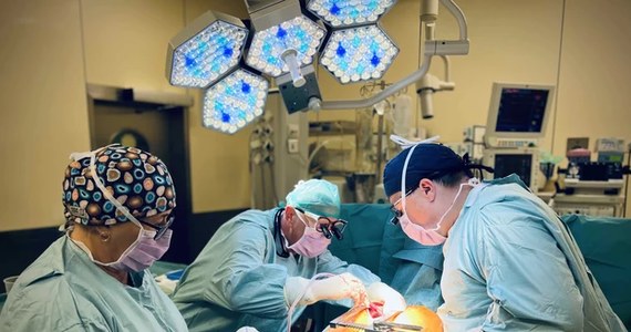 Z Uniwersyteckiego Szpitala Klinicznego we Wrocławiu - po 3 miesiącach - wychodzi 54-letnia pacjentka, która przeszła pionierski zabieg. Kobiecie przeszczepiono najpierw drugi raz serce, a chwilę po tym wykonano transplantację nerki. Była to pierwsza tego typu operacja w Polsce - informuje USK.