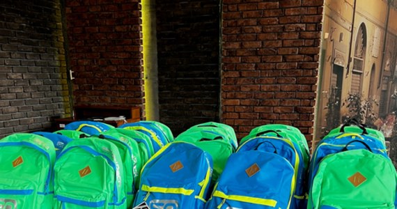 Plecaki, a w nich niezbędne przybory szkolne trafiły do dzieci uchodźców z Białorusi mieszkających w Białymstoku. 34 wyprawki trafiły do 19 rodzin represjonowanych przez reżim Aleksandra Łukaszenki.