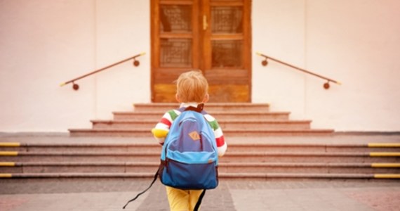 Kończy się zabawa w przedszkolu, rozpoczyna nauka w szkole. Pierwszy dzień w nowym budynku, z nowymi nauczycielami, koleżankami i kolegami może być dla młodego człowieka stresujący. Warto takiego ucznia motywować i podkreślać, że w szkole dowie się nowych, ciekawych rzeczy.