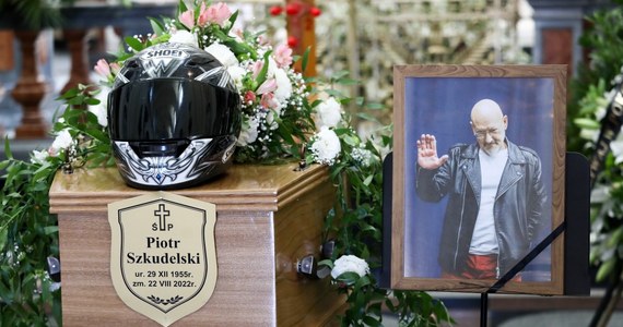 Rodzina, przyjaciele i fani pożegnali w środę wybitnego instrumentalistę i muzyka Perfectu Piotra Szkudelskiego, który spoczął na warszawskim Cmentarzu Wilanowskim.