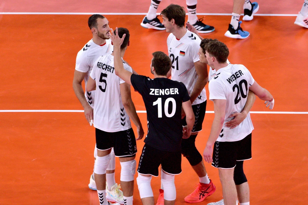 ​Wskutek porażki Kanady z Turcją 0:3 w mistrzostwach świata siatkarzy prowadzona przez Michała Winiarskiego reprezentacja Niemiec jest już pewna awansu do 1/8 finału. Zespół polskiego szkoleniowca zajmie trzecie miejsce w grupie D.