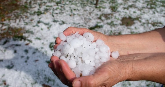 20-miesięczna dziewczynka zginęła, a blisko 70 osób zostało rannych w wyniku gradobicia, które przeszło we wtorek w okolicach hiszpańskiej Girony. Dziecko uderzyła w głowę ogromna bryła lodu. 