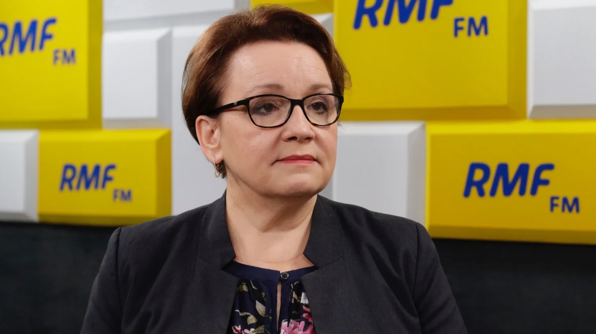 Kontrowersje wokół podręcznika do HiT prof. Wojciecha Roszkowskiego to burza w szklance wody - ocenia była minister edukacji, dziś europosłanka Anna Zalewska w programie "7 pytań o 07:07" w radiu RMF24. "Nauczyciel jest wolny, szkoła jest wolna, nie uczymy z podręczników, uczymy podstaw programowych" - powiedziała.