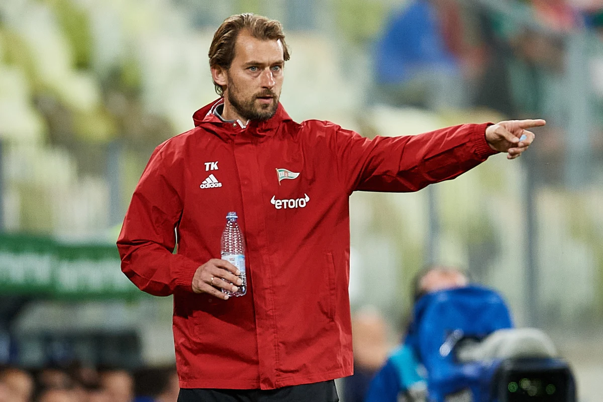 W nocy Lechia Gdańsk poinformowała o rozwiązaniu umowy z trenerem Tomaszem Kaczmarkiem. Szkoleniowiec zapłacił posadą za słaby start klubu w nowym sezonie Ekstraklasy. Gdańszczanie wygrali tylko raz z Widzewem Łódź i od tego czasu jedynie przegrywają i zajmują ostatnie miejsce w tabeli. 