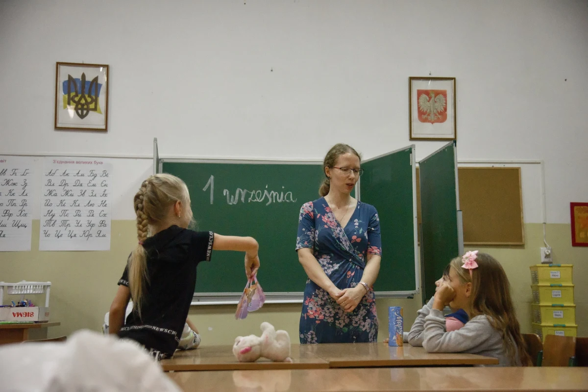 Rok szkolny 2022/2023 potrwa do 23 czerwca. Dzień później rozpoczną się wakacje. Kalendarz przewiduje m.in. dwie dłuższe przerwy w nauce: zimową – na Boże Narodzenie – od 23 grudnia do 31 grudnia oraz wiosenną – na Wielkanoc – od 6 do 11 kwietnia. 