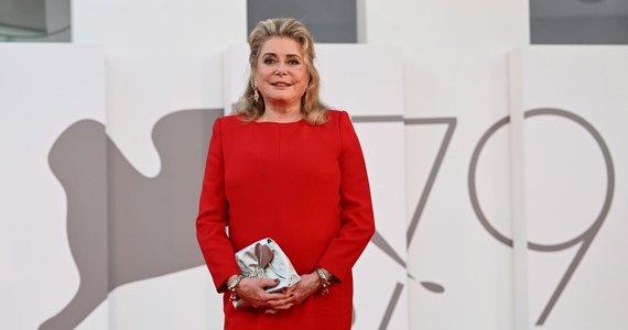 Catherine Deneuve odebrała Złotego Lwa za całokształt twórczości na 79. festiwalu filmowym w Wenecji. "Jestem szczęśliwa i dumna" - mówiła ikona francuskiego kina w czasie gali otwarcia. 
