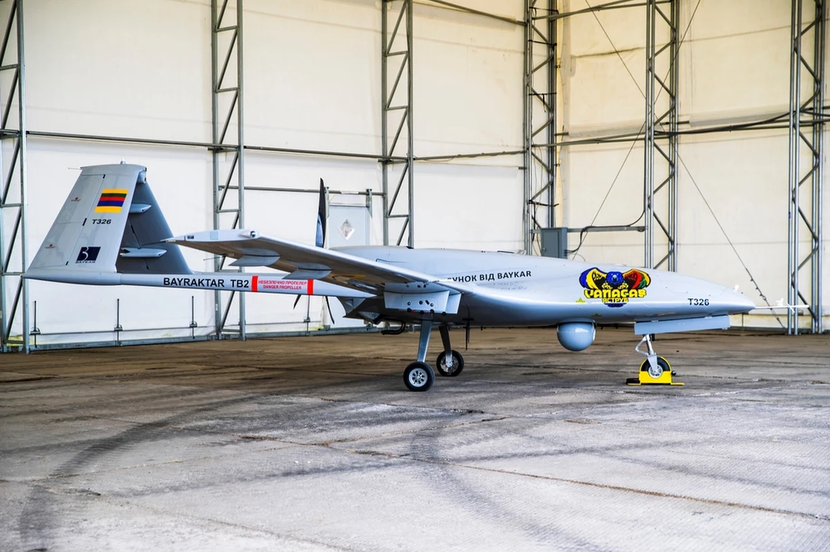 Słynne tureckie Bayraktary, które wsławiły się swoją skutecznością w Ukrainie, będą jedną z atrakcji Międzynarodowego Salonu Przemysłu Obronnego w Kielcach. Odbywające się w cieniu wojny zbrojeniowe targi będą w tym roku rekordowe. Weźmie w nich udział 612 firm z całego świata. Będzie to trzecia, po targach w Paryżu i Londynie, największa wystawa zbrojeniowa w Europie.

