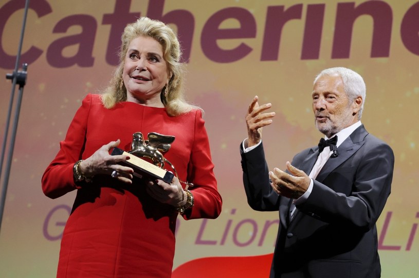 Catherine Deneuve odebrała 31 sierpnia Złotego Lwa za całokształt twórczości na 79. festiwalu filmowym w Wenecji. "Jestem szczęśliwa i dumna" - mówiła ikona francuskiego kina w czasie gali otwarcia.