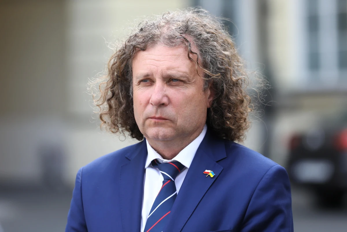 "W Sopocie brakuje nam ok. 5 proc. nauczycieli. To jest dużo. Przede wszystkim jest bardzo mało młodych nauczycieli. Pan minister Czarnek nie po raz pierwszy mija się z prawdą, dlatego że rzeczywiście tych nauczycieli brakuje i za jakiś czas może być bardzo duży problem" – powiedział w Rozmowie w południe w RMF FM Jacek Karnowski, prezydent Sopotu i prezes Ruchu Samorządowego "TAK! Dla Polski".