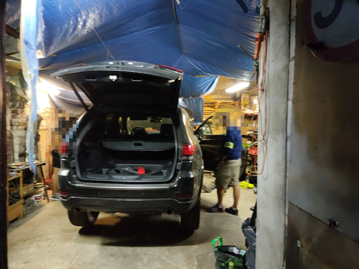 Pięć zarzutów za kradzież z włamaniem pojazdu dla 33-latka i po pięć zarzutów paserstwa dla czterech innych mężczyzn zatrzymanych przez policjantów zwalczających przestępczość samochodową. Taki jest efekt działań, jakie wspólnie przeprowadzili funkcjonariusze z grup „Orzeł” i „Kobra”. Czterech mężczyzn zostało objętych policyjnymi dozorami.