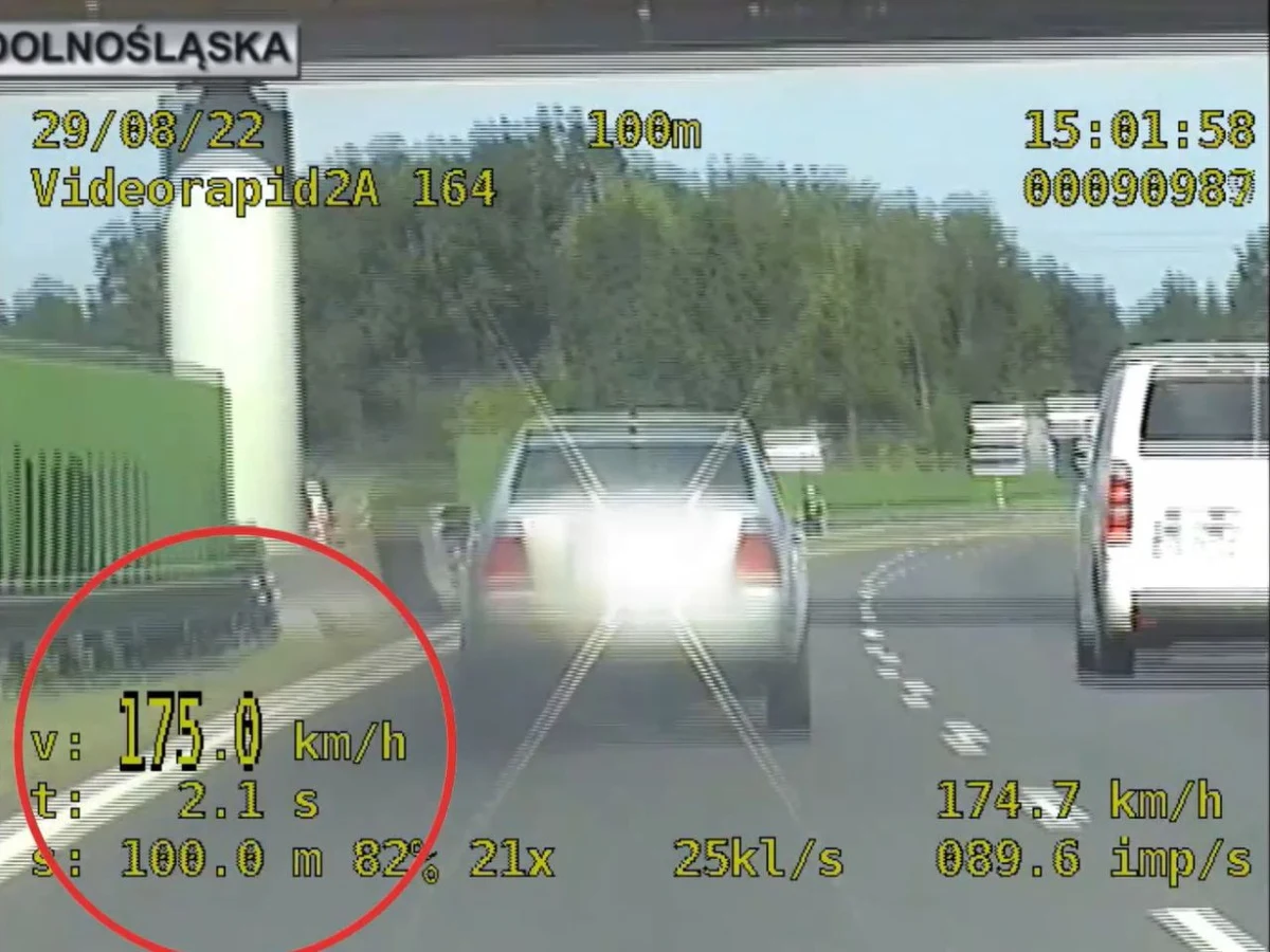 Wrocławscy policjanci po kilkunastokilometrowym pościgu zatrzymali pijanego 31-latka, który próbował uniknąć policyjnej kontroli. Uciekał drogą ekspresową S8 z prędkością powyżej 130 kilometrów na godzinę, kilkukrotnie próbował taranować swoim autem radiowóz. W internecie pojawił się film z pościgu.