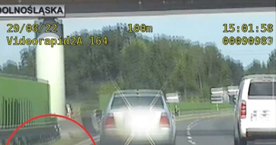 Wrocławscy policjanci po kilkunastokilometrowym pościgu zatrzymali pijanego 31-latka, który próbował uniknąć policyjnej kontroli. Uciekał drogą ekspresową S8 z prędkością powyżej 130 kilometrów na godzinę, kilkukrotnie próbował taranować swoim autem radiowóz. W internecie pojawił się film z pościgu.