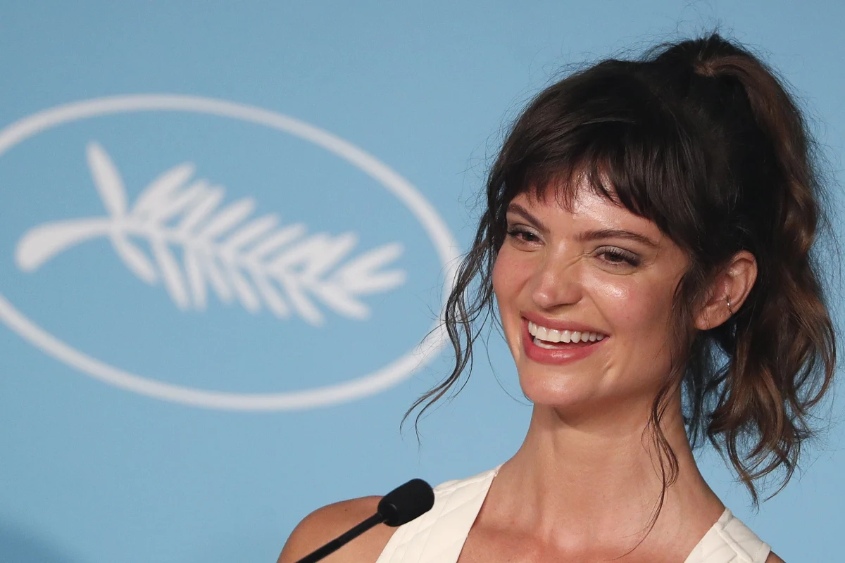 Lekarze podejrzewają, że przyczyną zgonu Charlbi Dean była infekcja wirusowa – tak twierdzi brat zmarłej 29 sierpnia aktorki. W rozmowie z dziennikarzem magazynu Rolling Stone, powiedział on, że 32-letnia Charlbi Dean skarżyła się na ból głowy, kilka godzin później już nie żyła. 