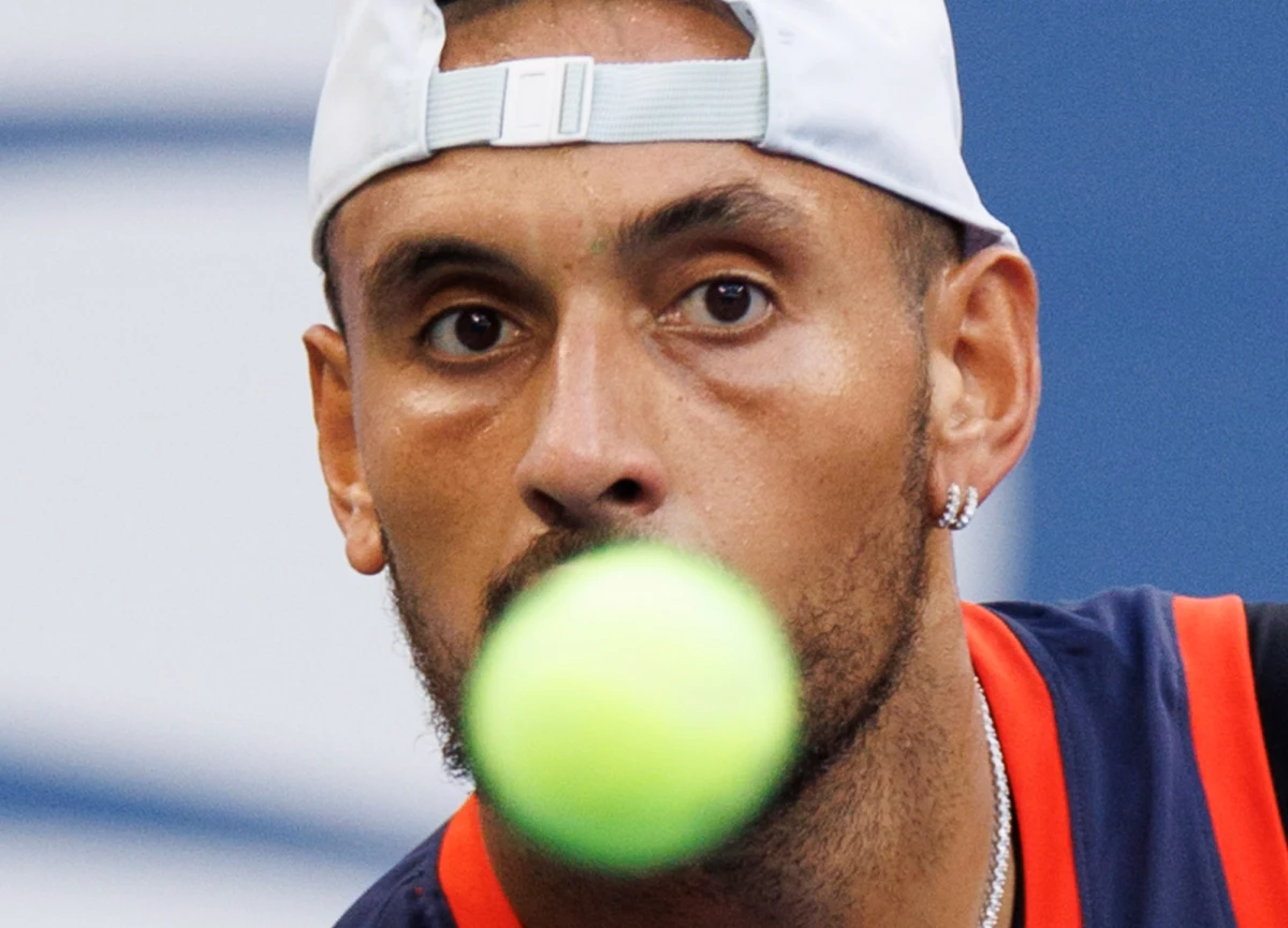 Australijczyk Nick Kyrgios poskarżył się, że zapach palonej na trybunach stadionu im. Louisa Armstronga przez kibiców marihuany bardzo przeszkadzał mu w trakcie meczu 2. rundy tenisowego US Open, w którym pokonał Francuza Benjamina Bonziego 7:6 (7-3), 6:4, 4:6, 6:4.