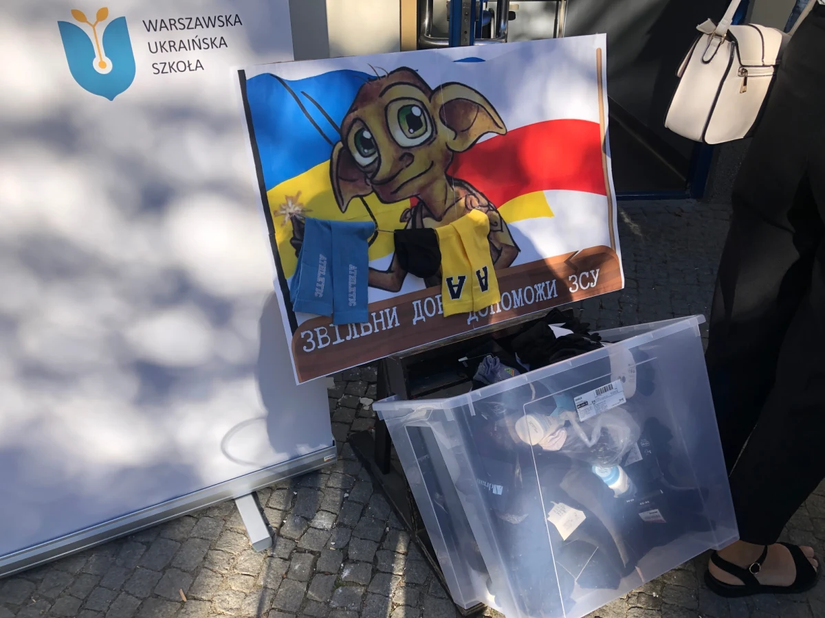 Nowy rok szkolny rozpoczęło dzisiaj prawie trzystu uczniów w jedynej w Warszawie szkole polsko-ukraińskiej. Wszyscy i większość nauczycieli to uchodźcy, którzy uciekli z Ukrainy przed wojną.