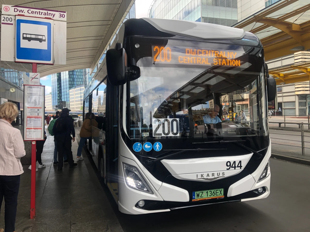 Autobusy Ikarus wróciły na ulice Warszawy. Pasażerowie mogą od dzisiaj, na razie w ramach testów, jeździć elektrycznymi pojazdami, które nazwą i wyglądem nawiązują do marki, która z ulic zniknęła dziewięć lat temu.
