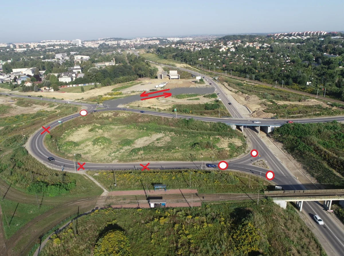 W piątek 2 września, po godz. 8:30 zamknięta zostanie dotychczasowa łącznica pomiędzy ul. Kocmyrzowską i ul. Łowińskiego. Ruch pojazdów oraz pieszych przeniesiony zostanie na nową łącznicę wykonaną po północnej stronie ul. Kocmyrzowskiej. Zmiana organizacji ruchu związana jest z budową węzła Grębałów S7.