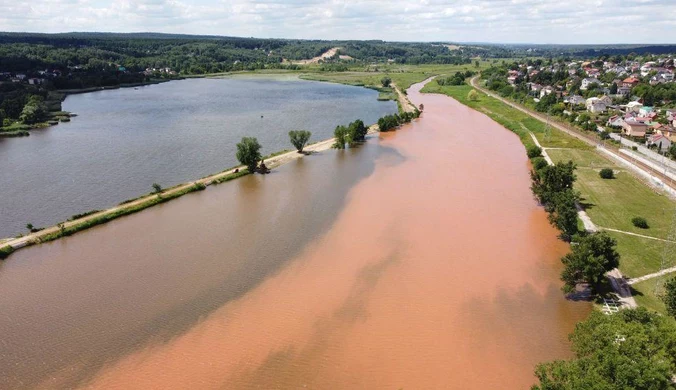 Woda w rzece stała się czerwona. Winny zakład dostał mandat 500 zł