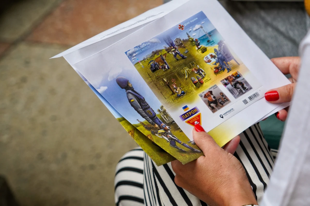 Ukraińska poczta wydała serię 8 znaczków z wizerunkiem psa Patrona. Uroczy zwierzak razem z pirotechnikami z Czernihowa oczyszcza teren z pozostawionych przez Rosjan ładunków wybuchowych.