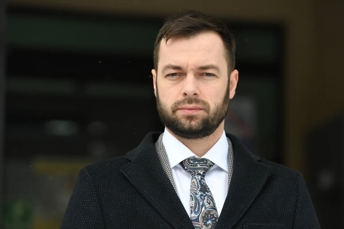 "Dlaczego regulacje prawne dotyczące oświaty są wydawane tak późno? Kto zapłaci za te zmiany, które są - jak chociażby wprowadzenie mentora w awansie zawodowym? Kto zapłaci za dodatkowych nauczycieli specjalistów?" - między innymi takie pytania chciałby zadać ministrowi edukacji narodowej Przemysławowi Czarnkowi burmistrz Ustrzyk Dolnych Bartosz Romowicz. To właśnie on był pierwszym samorządowcem, który zadeklarował, że nie zgadza się, by podręcznik do HiT-u prof. Roszkowskiego był używany w jego szkole. 