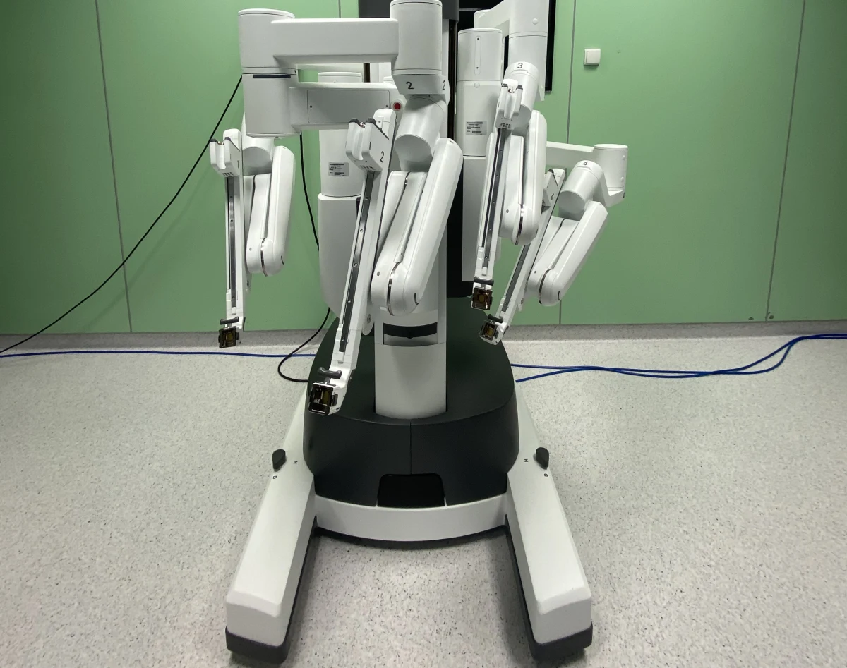 Operacje urologiczne będą wykonywane przy użyciu robota o wartości blisko 8,5 miliona złotych. Szpitale Pomorskie zakupiły system do chirurgii małoinwazyjnej, personel medyczny przechodzi specjalne szkolenie, bo operacje nadal będą wymagały obecności człowieka.