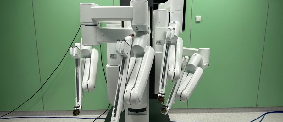 Operacje urologiczne będą wykonywane przy użyciu robota o wartości blisko 8,5 miliona złotych. Szpitale Pomorskie zakupiły system do chirurgii małoinwazyjnej, personel medyczny przechodzi specjalne szkolenie, bo operacje nadal będą wymagały obecności człowieka.