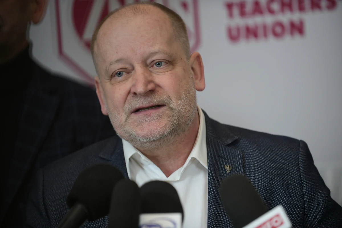 Piosenka Pink Floyd "Another brick in the wall" ze słynną frazą "We don’t need no education" może być hymnem, który często rozbrzmiewa w gmachu Ministerstwa Edukacji i Nauki;  politykę MEiN rzeczywiście spuentowałbym słowami: "mamy w nosie edukację" - powiedział dzisiejszy gość rozmowy "7 pytań o 07:07" w RMF24 Sławomir Wittkowicz, przewodniczący WZZ "Forum - Oświata".