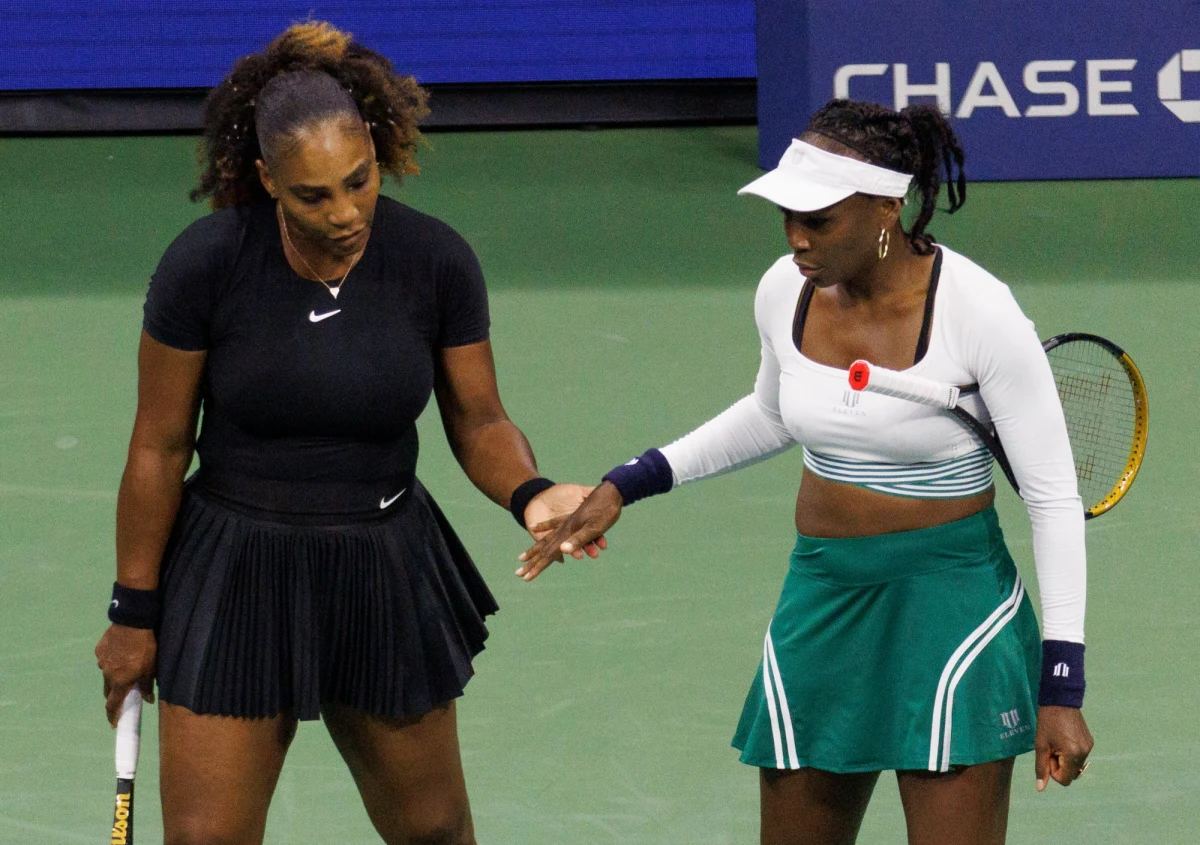 Venus i Serena Williams odpadły w 1. rundzie debla w wielkoszlemowym turnieju tenisowym US Open. Słynne Amerykanki, które zbliżają się do zakończenia kariery, przegrały z Czeszkami Lucie Hradecką i Lindą Noskovą 6:7 (5-7), 4:6.
