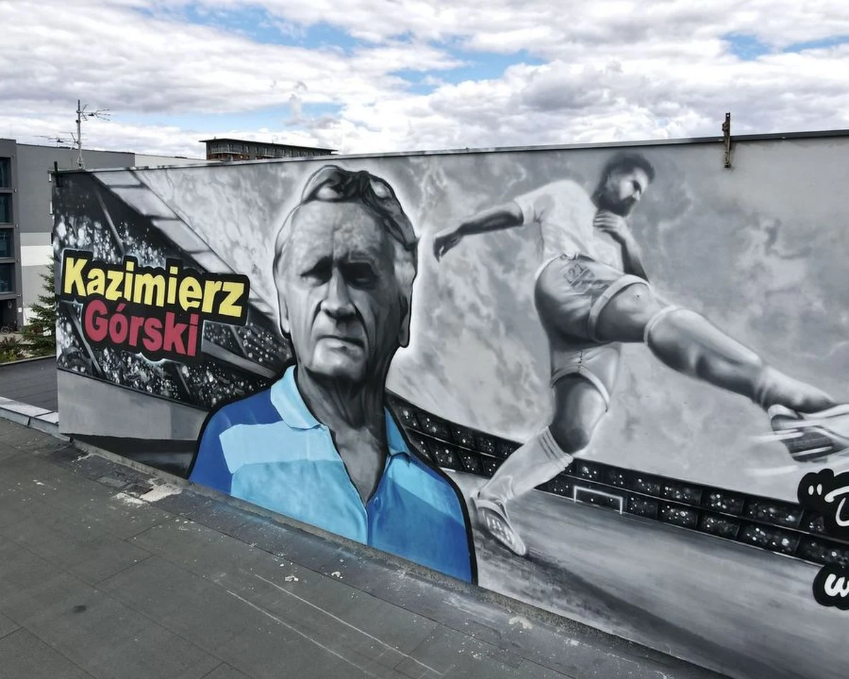 Podczas rozpoczęcia roku szkolnego 2022/2023 w Szkole Mistrzostwa Sportowego, odsłonięto mural przedstawiający wizerunek jej patrona - Kazimierza Górskiego. Wykonawcą malowidła jest Paweł Hert.