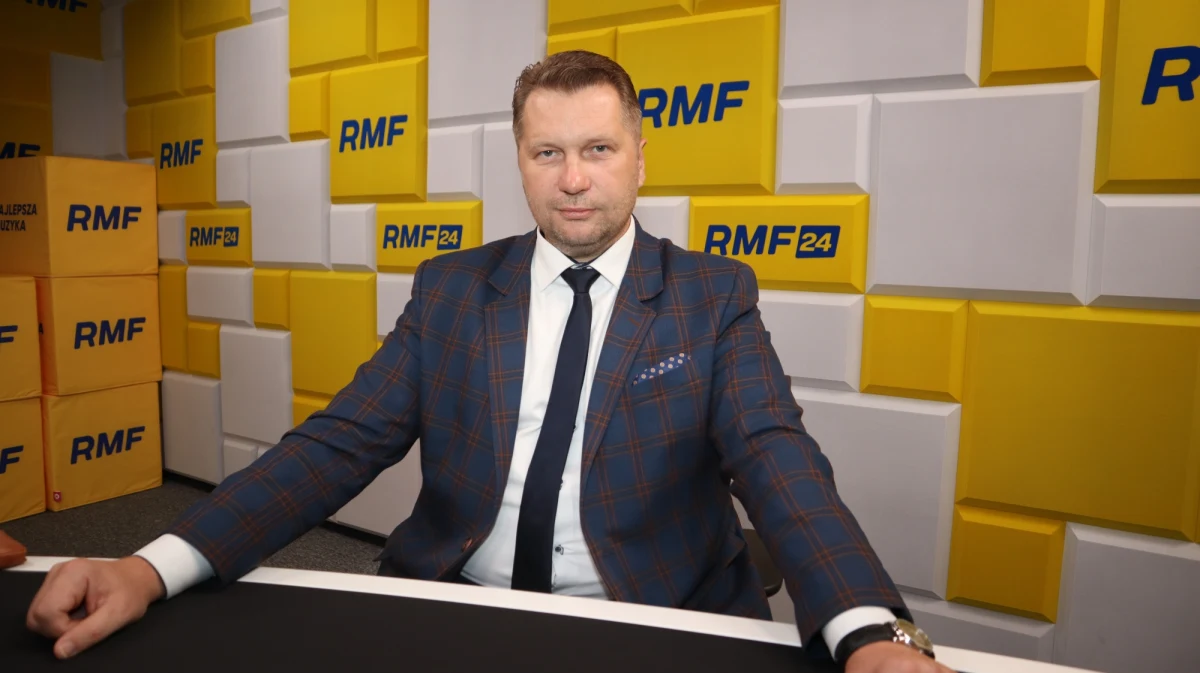 "Czy pan mógłby zostawić moją żonę w spokoju? Dlaczego pan się zajmuje moją żoną na antenie? Nie życzę sobie, żebyśmy rozmawiali o mojej żonie na antenie. Jeśli pan nie skończy rozmawiać o mojej żonie na antenie RMF-u, to ja skończę rozmowę. Nie pański interes w RMF-ie, co ja robię ze swoją żoną w swoim domu" – powiedział Przemysław Czarnek do Roberta Mazurka w internetowej części Porannej rozmowy w RMF FM. 