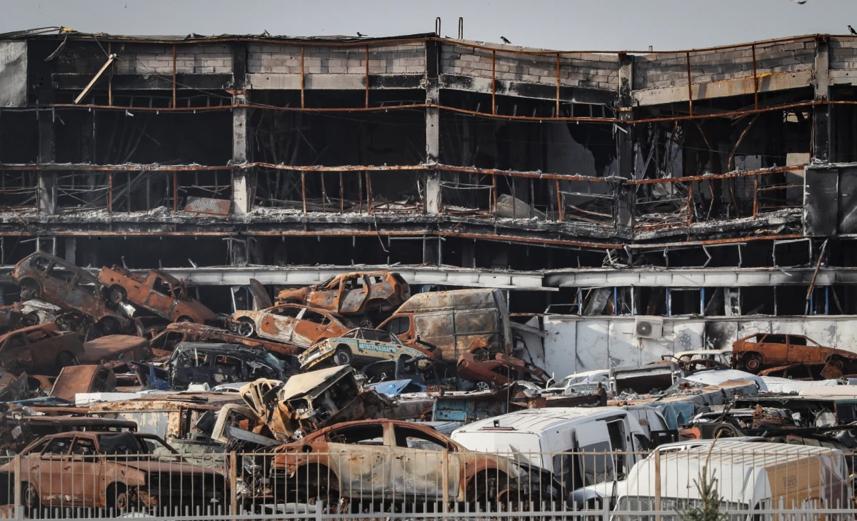 Rosjanie zaczęli odbudowę teatru w Mariupolu - od podstaw! Piwnice, gdzie prawdopodobnie zginęło 600 osób, zalali betonem. Tak zniknął ślad po ofiarach, których nie wydobyto spod gruzów. Mogę sobie wyobrazić przyszłe inscenizacje na deskach mariupolskiej sceny. Zabici, porzuceni i zabetonowani będą jej cichą widownią. Nie wzruszą ich działa klasyków. Nie zachwycą dramaty Czechowa ani komedie Gogola. Nie zaklaszczą z podziwem, bo niby jak mieliby to zrobić. Zostaną w zbiorowej mogile, dopóki Mariupol ze swoim teatrem nie wróci do Ukrainy. Jak nie jutro, to kiedyś.