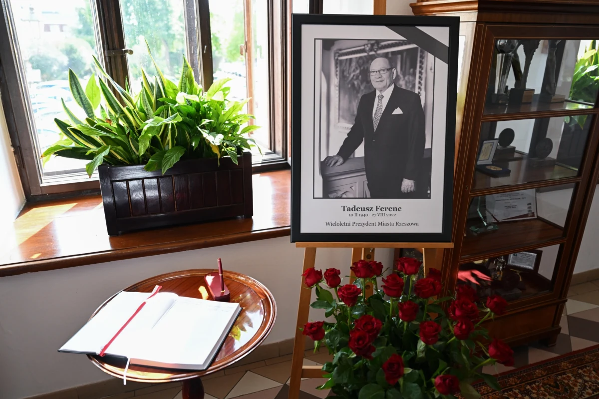 Dzisiaj (2 września) w Rzeszowie odbędą się uroczystości pogrzebowe byłego prezydenta miasta, Tadeusza Ferenca. Msza pogrzebowa w rzeszowskiej Katedrze przy al. Sikorskiego rozpocznie się o godz.13.00 a pogrzeb na cmentarzu Wilkowyja ok. godz.15.00. Uroczystości potrwają d późnych godzin popołudniowych. Mogą się pojawić czasowe utrudnienia w ruchu.