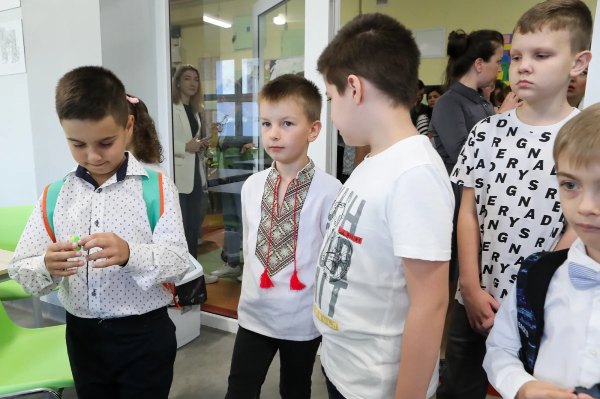 Nowy rok szkolny jest drugim, kiedy w polskich szkołach i przedszkolach uczyć się będą mali uchodźcy wojenni z Ukrainy. Według szacunków w Polsce jest około 700-800 tys. dzieci z Ukrainy w wieku szkolnym. Część z nich uczy się zdalnie, część poszła do szkoły w Polsce. Ile konkretnie? To pytanie padło w Porannej rozmowie w RMF FM, której gościem był szef MEiN, Przemysław Czarnek. 