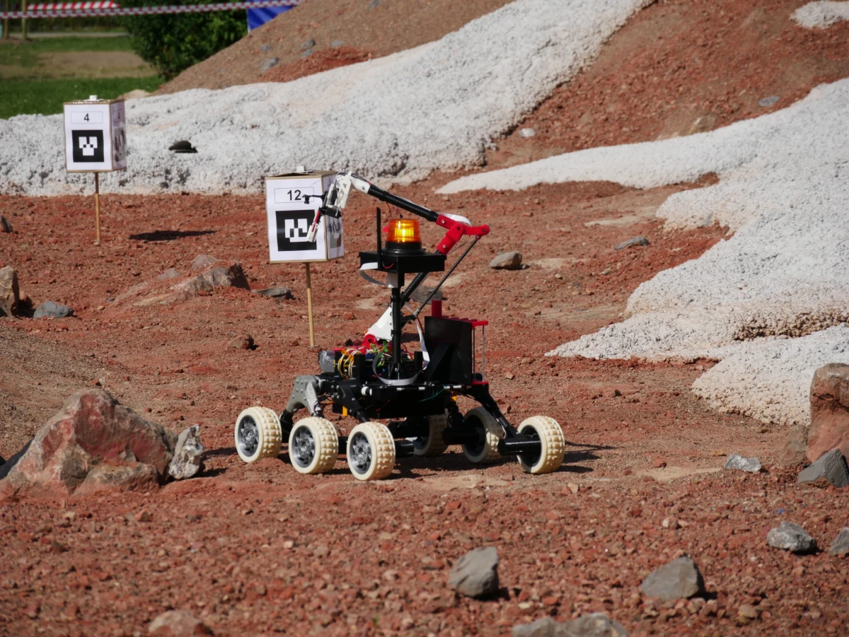 Już za tydzień, na terenie Politechniki Świętokrzyskiej w Kielcach odbędzie się finał 8. edycji European Rover Challenge. Z blisko 100 zespołów, które startowały do tegorocznych zawodów, do ścisłego finału zakwalifikowało się łącznie 30 drużyn z 10 krajów Europy, Afryki, Azji oraz Ameryki Północnej. 19 drużyn pojawi się w Kielcach z własnym łazikiem, by spróbować swoich sił w stacjonarnej formule zawodów. 11 zespołów weźmie udział w formule zdalnej, z dowolnego miejsca na świecie będą sterować łazikiem poruszającym się po kieleckim torze z pomocą specjalnego internetowego interfejsu.