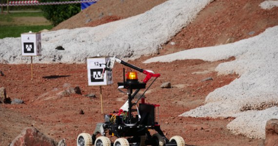 Już za tydzień, na terenie Politechniki Świętokrzyskiej w Kielcach odbędzie się finał 8. edycji European Rover Challenge. Z blisko 100 zespołów, które startowały do tegorocznych zawodów, do ścisłego finału zakwalifikowało się łącznie 30 drużyn z 10 krajów Europy, Afryki, Azji oraz Ameryki Północnej. 19 drużyn pojawi się w Kielcach z własnym łazikiem, by spróbować swoich sił w stacjonarnej formule zawodów. 11 zespołów weźmie udział w formule zdalnej, z dowolnego miejsca na świecie będą sterować łazikiem poruszającym się po kieleckim torze z pomocą specjalnego internetowego interfejsu.