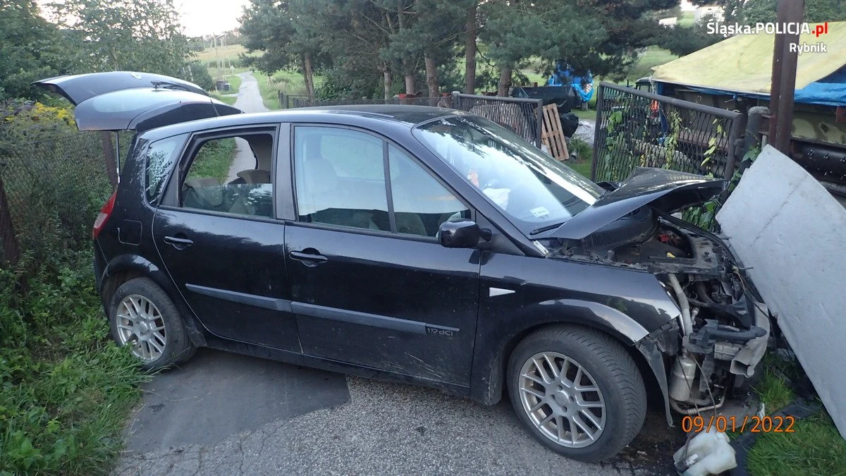 Policjanci z Rybnika zatrzymali 42-letnią kobietę, która mając w organizmie 3,5 promila alkoholu wiozła samochodem czworo dzieci. Kobieta straciła panowanie nad autem i wjechała w ogrodzenie. Jedno z dzieci trafiło na obserwację do szpitala.