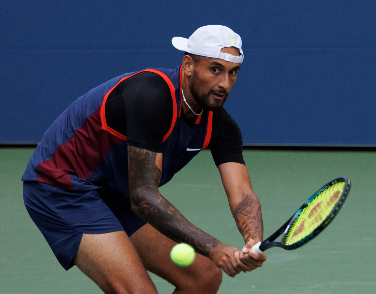 Znany z kontrowersyjnego zachowania Nick Kyrgios nie uniknął grzywny w trwającej edycji wielkoszlemowego US Open. Australijski tenisista musi zapłacić 7,5 tys. dolarów za plucie oraz wykrzykiwanie przekleństw.
