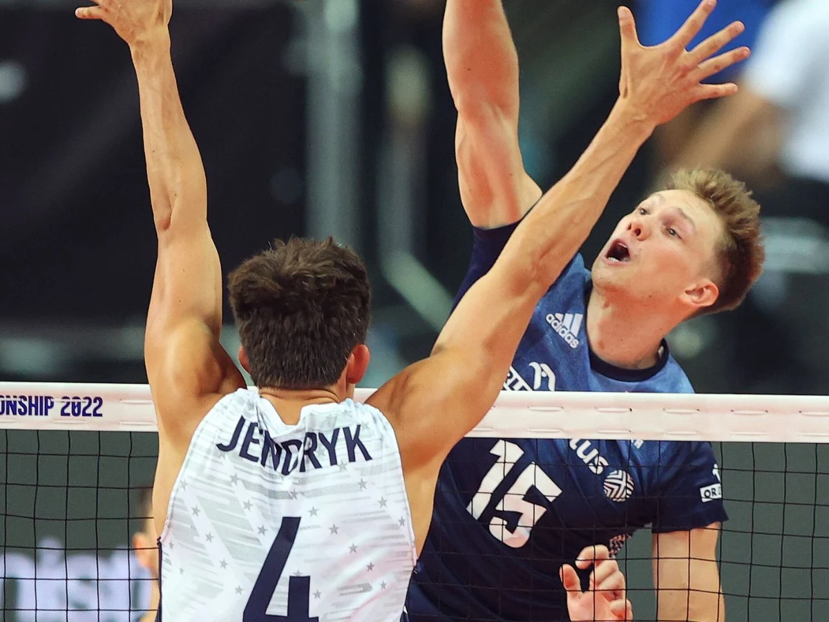 Polscy siatkarze, którzy we wtorek w ostatnim meczu fazy grupowej mistrzostw świata wygrali 3:1 z USA, w Katowicach przygotowują się do meczu 1/8 finału. „Można potrenować jakieś szczegóły, np. wystawy wysokich piłek. Więcej razy podrzucić piłkę do zagrywki. Wszystko po to, żeby poczuć w głowie większą pewność siebie w danym elemencie” – wyjaśnia środkowy naszej kadry Jakub Kochanowski, z którym o meczu 1/8 finału mistrzostw świata z Tunezją, świętowaniu urodzin Tomasza Fornala, a także o tym, jak zmienił się do poprzednich mistrzostw świat rozmawiał Wojciech Marczyk z redakcji sportowej RMF FM.  