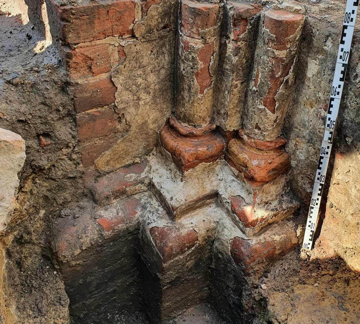 Prace archeologiczne na Rynku Nowym zaczęły się dwa tygodnie temu. Dzisiaj prowadzący je badacze mówią o prawdziwej sensacji. Zakładali, że pod brukiem odsłonią relikty kościoła z XIV wieku, a znaleźli pozostałości świątyni o prawie wiek starszej, pochodzącej z okresu nadania Szczecinowi praw miejskich. 