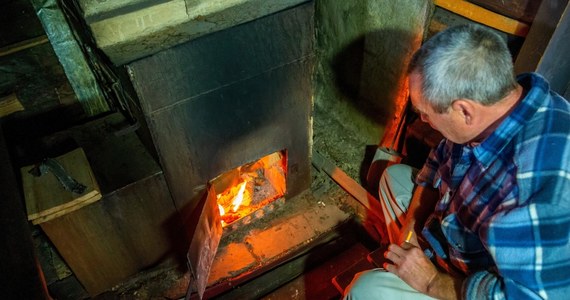 Rośnie popularność pomp ciepła w ramach programu "Czyste powietrze". Urzędnicy mówią wręcz o boomie na takie rozwiązania. Tak przynajmniej wygląda to w Pomorskiem, gdzie złożono w tym roku rekordową liczbę wniosków o wymianę tzw. kopciuchów właśnie na pompę.