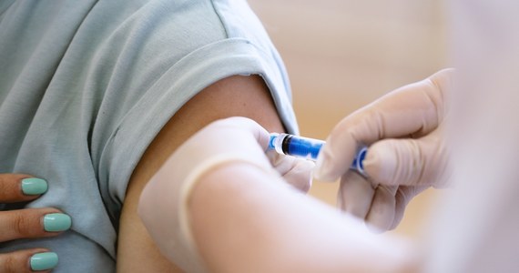 Dostawa nowej szczepionki przeciwko koronawirusowi, dopasowana do wariantu Omikron, spodziewana jest w Polsce najwcześniej pod koniec przyszłego tygodnia, a najpóźniej - dopiero pod koniec września. Jako pierwsi będą mogły zaszczepić się osoby starsze i z wielochorobowością. Zgodę na stosowanie nowego preparatu wydała wczoraj Europejska Agencja Leków.
