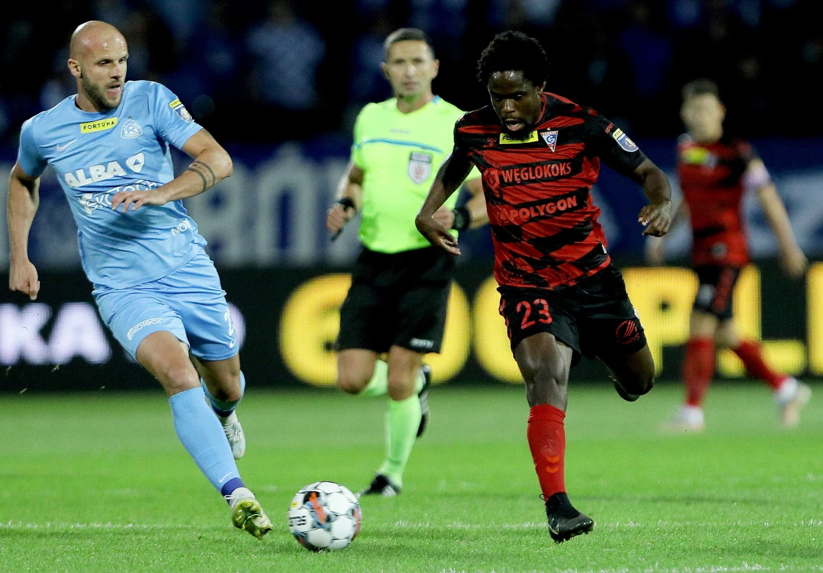 Po 6 latach Ruch Chorzów znów zmierzył się z Górnikiem Zabrze. Stawką meczu był awans do 2 rundy Pucharu Polski. Lepsi w Chorzowie przy ul. Cichej okazali się gracze zabrzańskiej drużyny, którzy po efektownym golu Rafała Janickiego w końcówce pierwszej połowy wygrali jeden do zera. Wygrana zasłużona, ale styl gry obu drużyn pozostawiał wiele do życzenia. Z tego też powodu ja z Wielkich Derbów Śląska 2022 zapamiętam zupełnie coś innego.