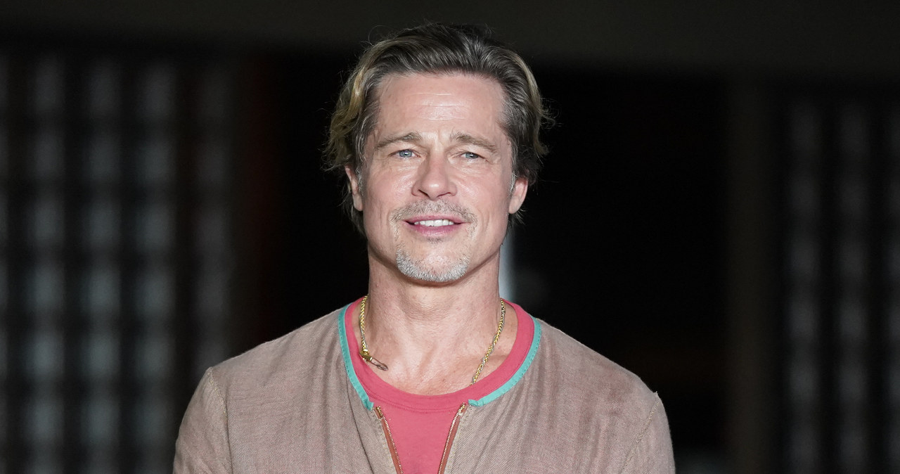 Podczas berlińskiej premiery najnowszego filmu "Bullet train" Brad Pitt zaskoczył wszystkich niecodziennym strojem. Na czerwonym dywanie pojawił się bowiem w spódnicy. Podczas promujących film spotkań zaprezentował jeszcze kilka innych stylizacji, które dziennikarze ocenili bardzo entuzjastycznie, zauważając przy tym nonszalanckie bawienie się modą. Jak się okazało, nie był to przypadek. Od pewnego czasu gwiazdor spełnia się w branży modowej i już może pochwalić się pierwszym sukcesem. Kolekcja kaszmirowych ubrań tworzona wspólnie z przyjaciółką Sat Hari Khalsą pojawiła się w sieci luksusowych domów towarowych Selfridges.